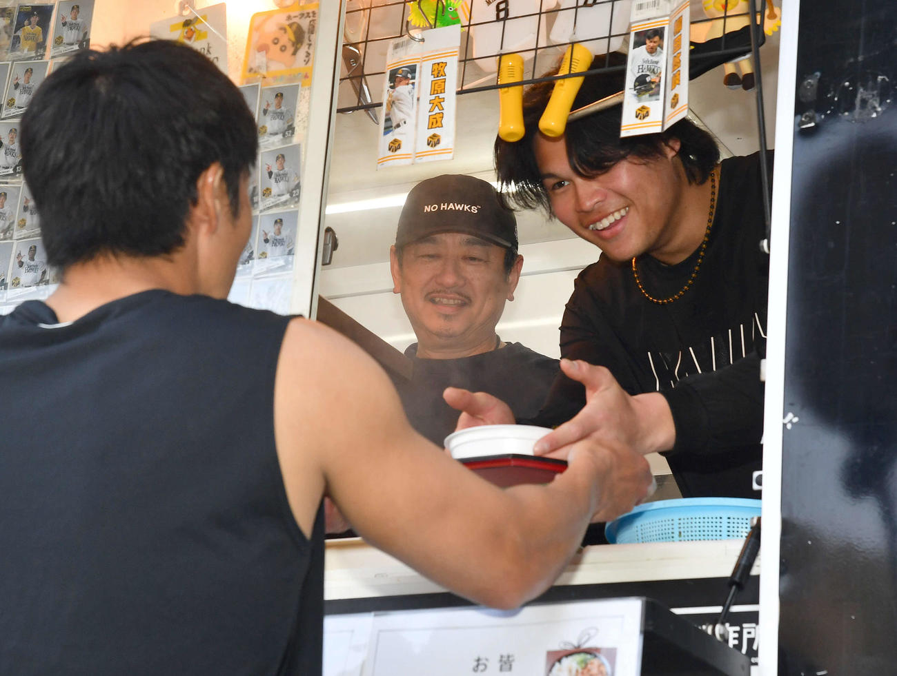 キッチンカーに乗り、柳田（左）に昼食のうどんを手渡すソフトバンク笹川（撮影・岩下翔太）