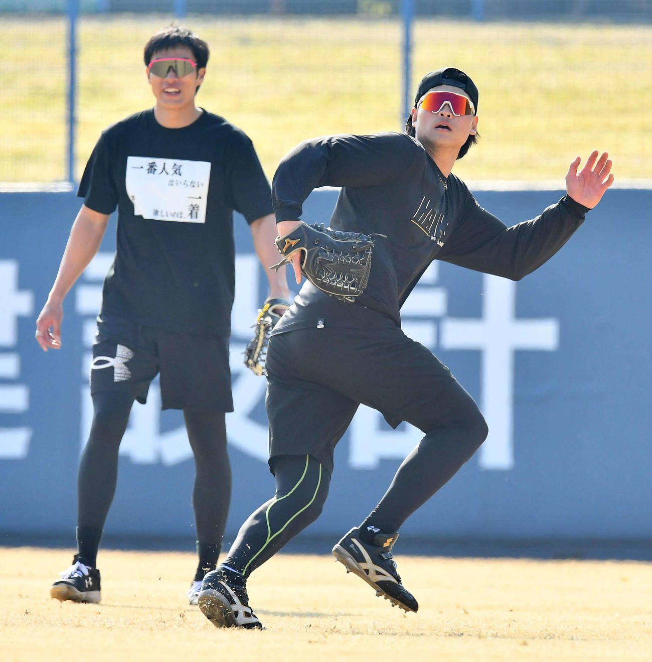 ノックを受けるソフトバンク笹川（右）と柳田（撮影・岩下翔太）