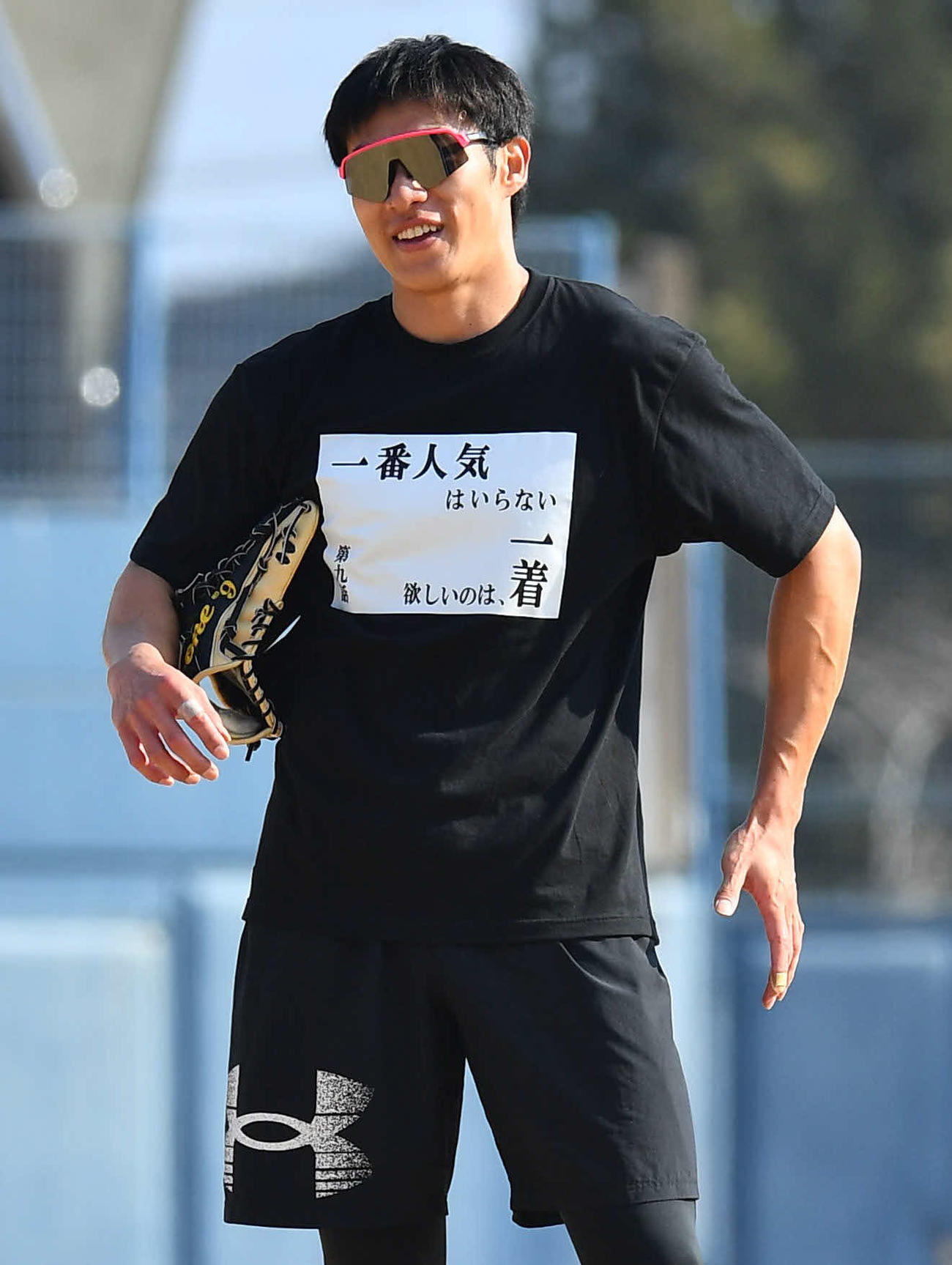 ノック中に笑顔を見せるソフトバンク柳田（撮影・岩下翔太）