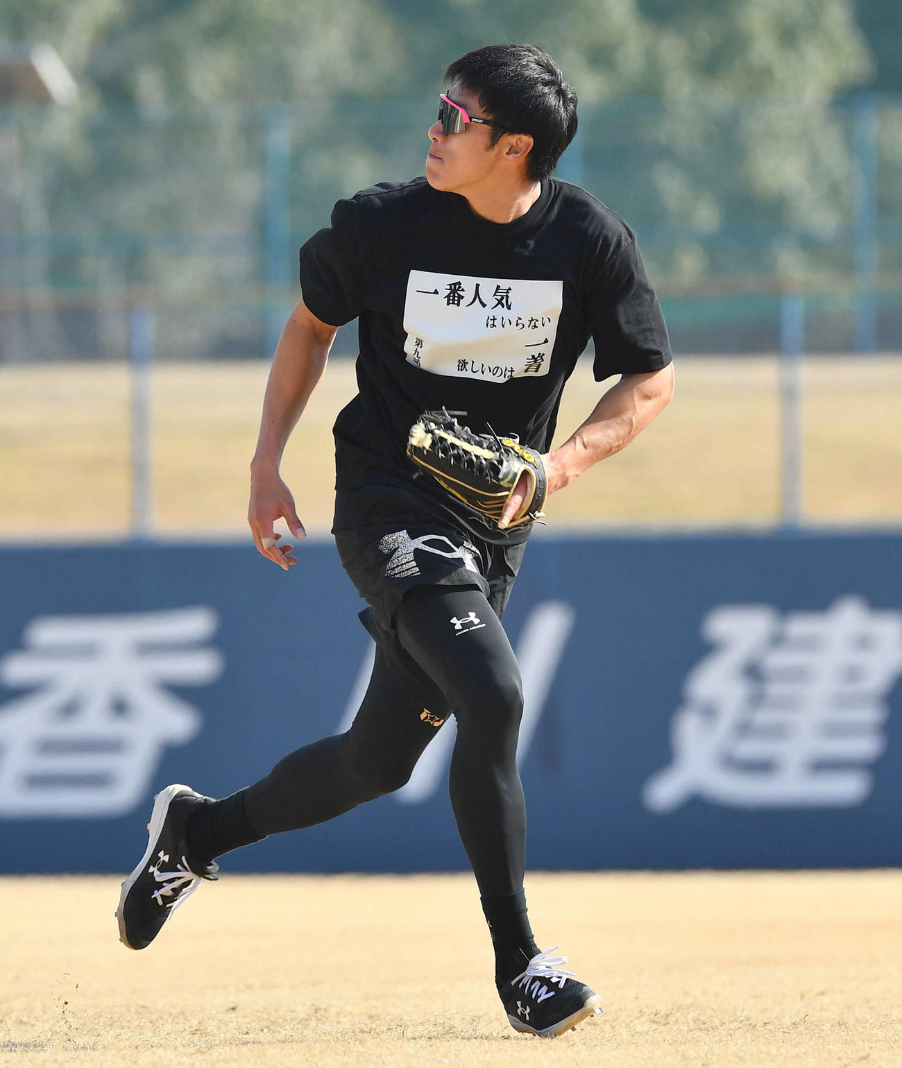 ノックで打球を追うソフトバンク柳田（撮影・岩下翔太）