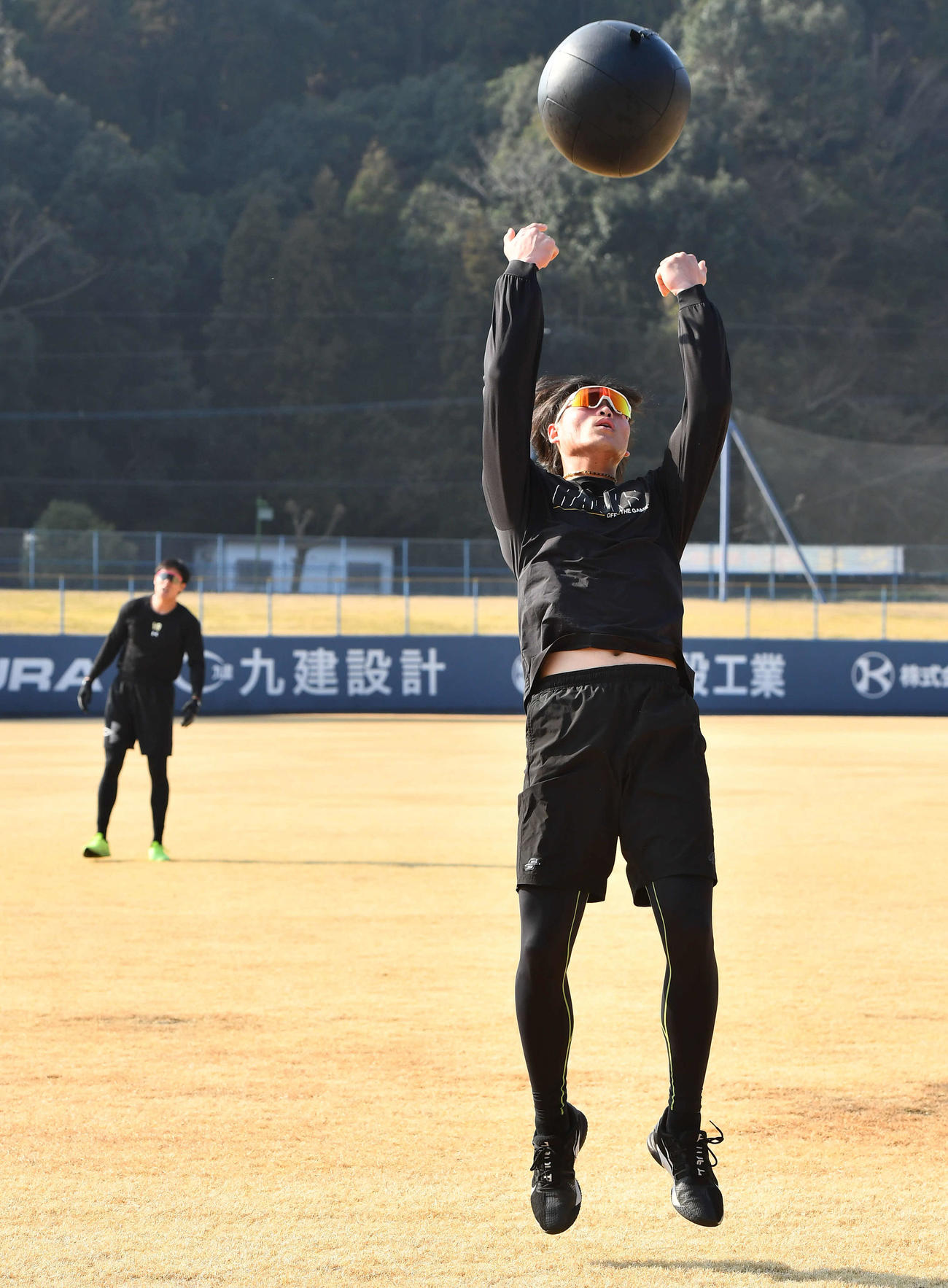 柳田（左）にメディシンボールを投げるソフトバンク笹川（撮影・岩下翔太）