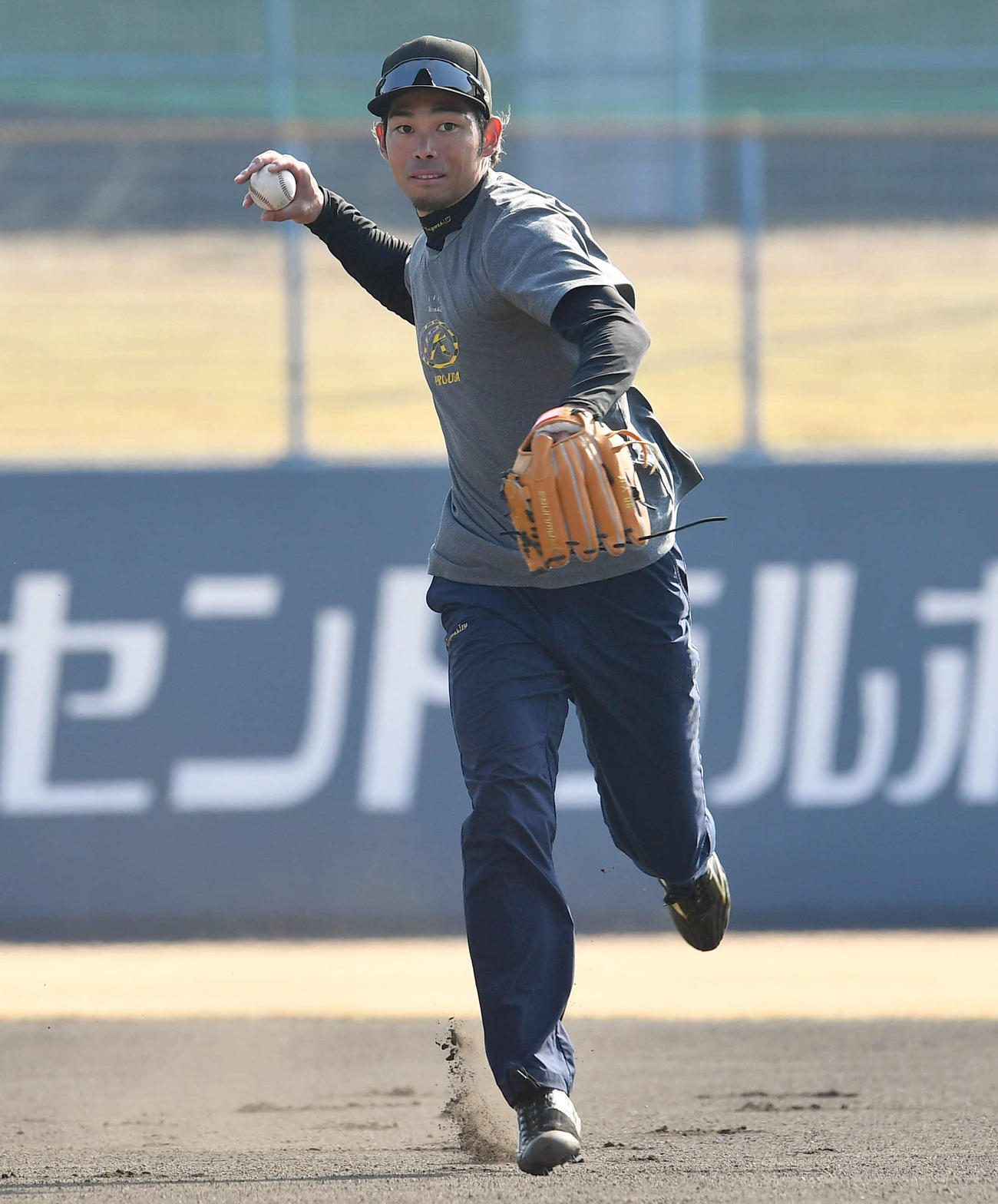 ノックを受けるソフトバンク又吉（撮影・岩下翔太）