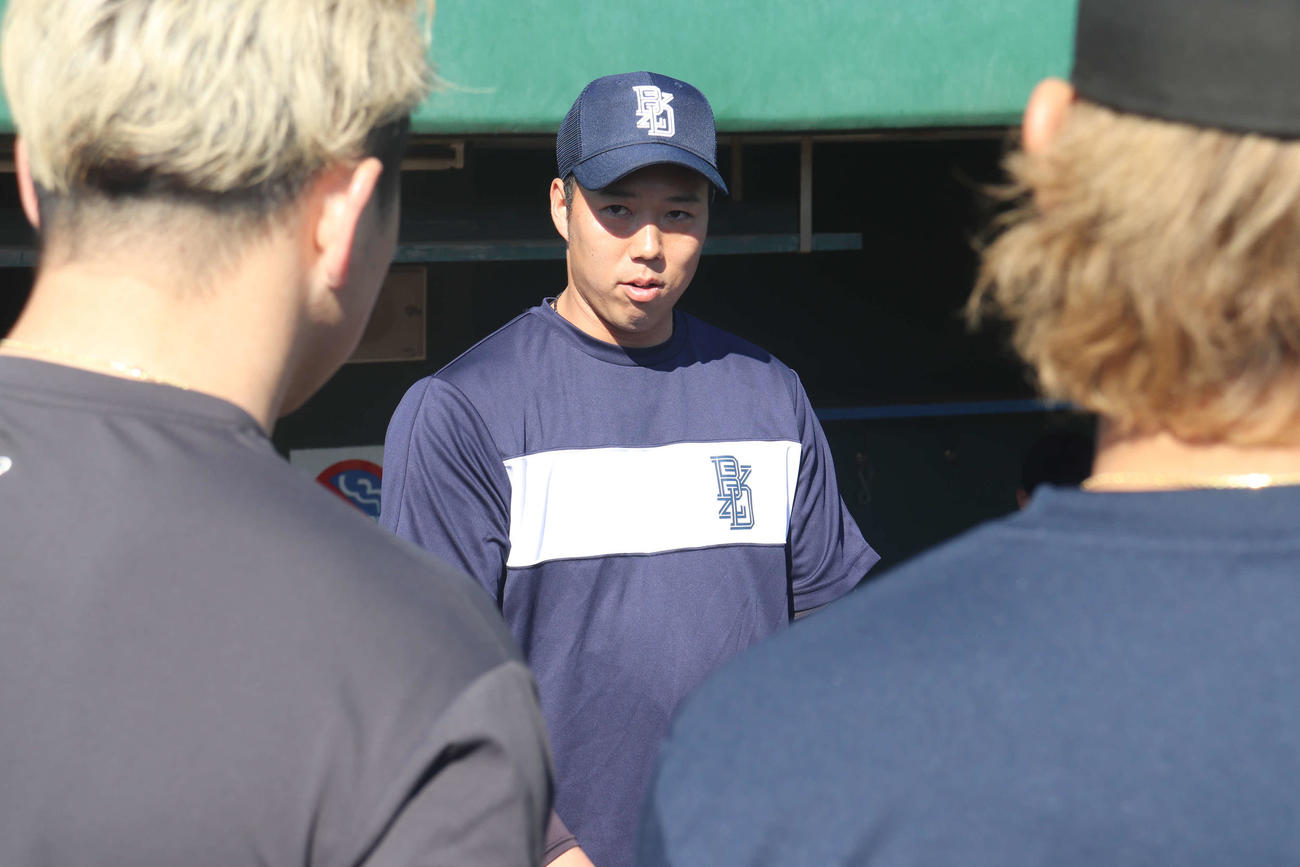 自主トレ後、後輩たちにメッセージを送る青柳（撮影・波部俊之介）