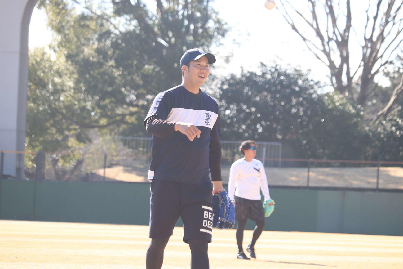 自主トレを行う青柳晃洋投手（撮影・波部俊之介）