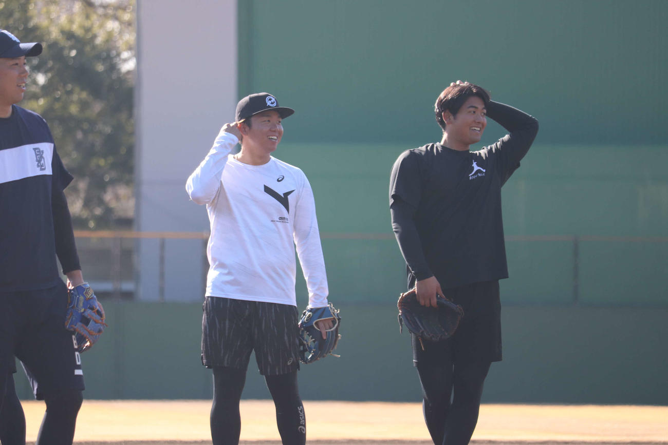 自主トレを行うチーム青柳。左から青柳、村上、岡留（撮影・波部俊之介）