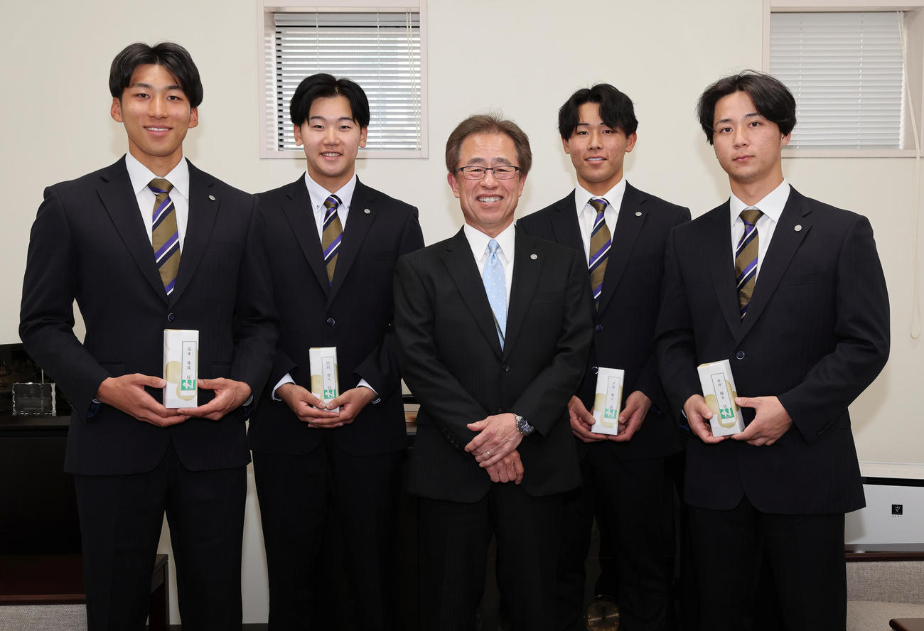 阪神の20歳記念品贈呈式に出席した選手たち、左から茨木、門別、粟井球団社長、戸井、井坪（球団提供）