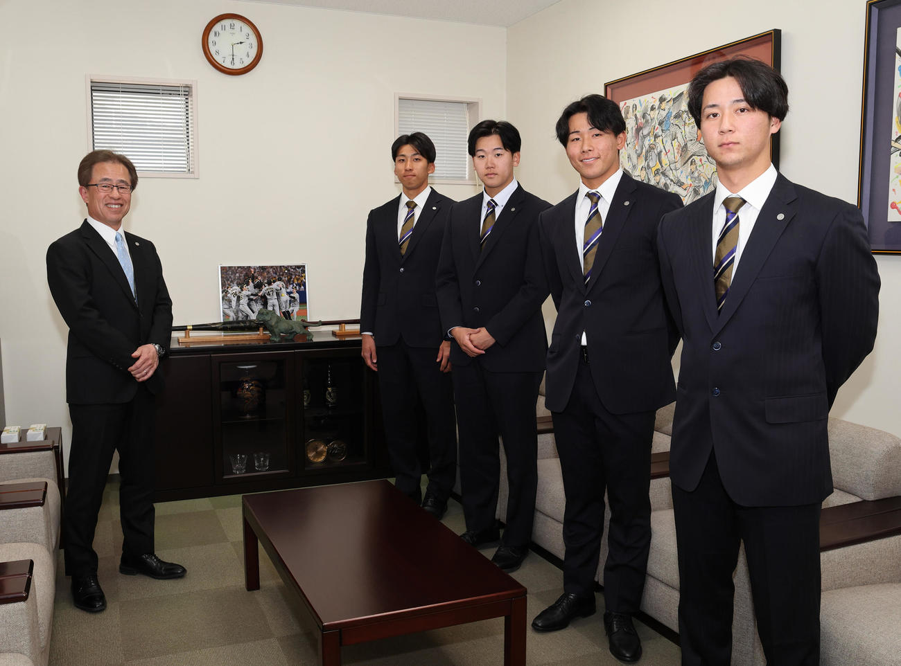 阪神の20歳記念品贈呈式に出席した選手たち、左から粟井球団社長、茨木、門別、戸井、井坪（球団提供）
