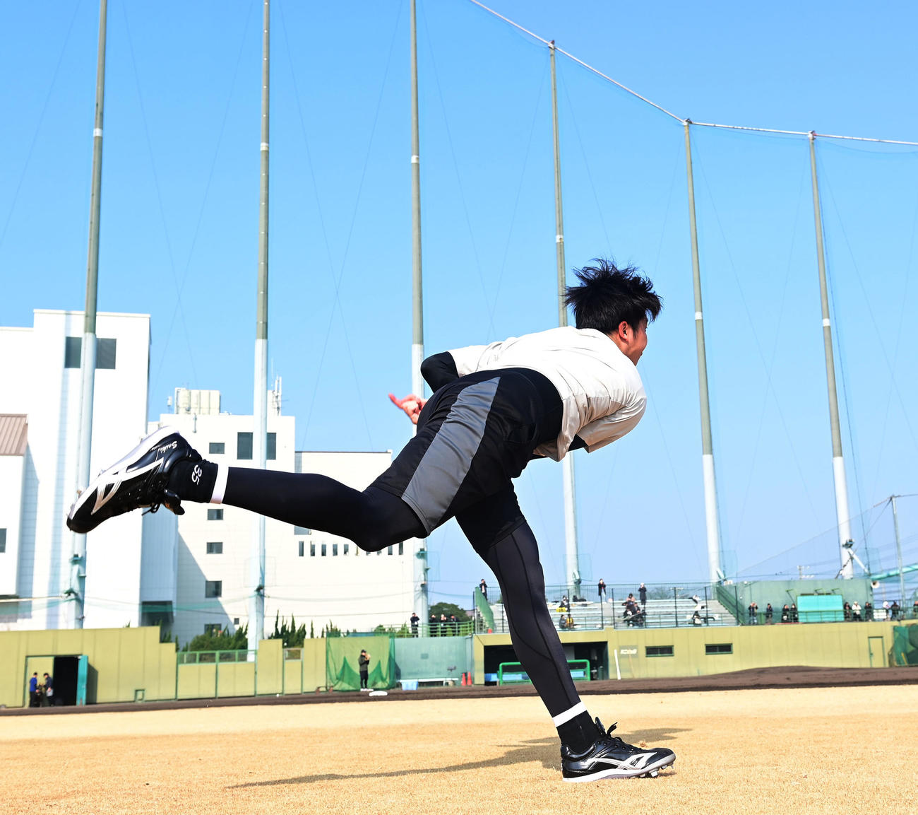 力強くキャッチボールを行う阪神才木（撮影・和賀正仁）