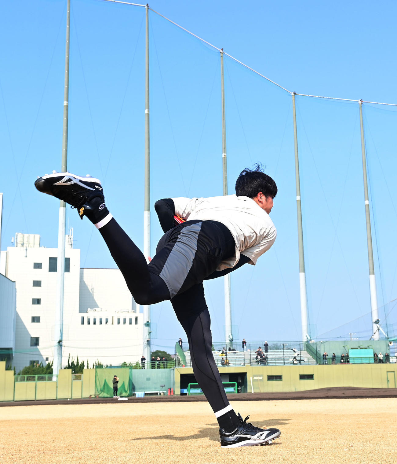 力強くキャッチボールを行う阪神才木（撮影・和賀正仁）