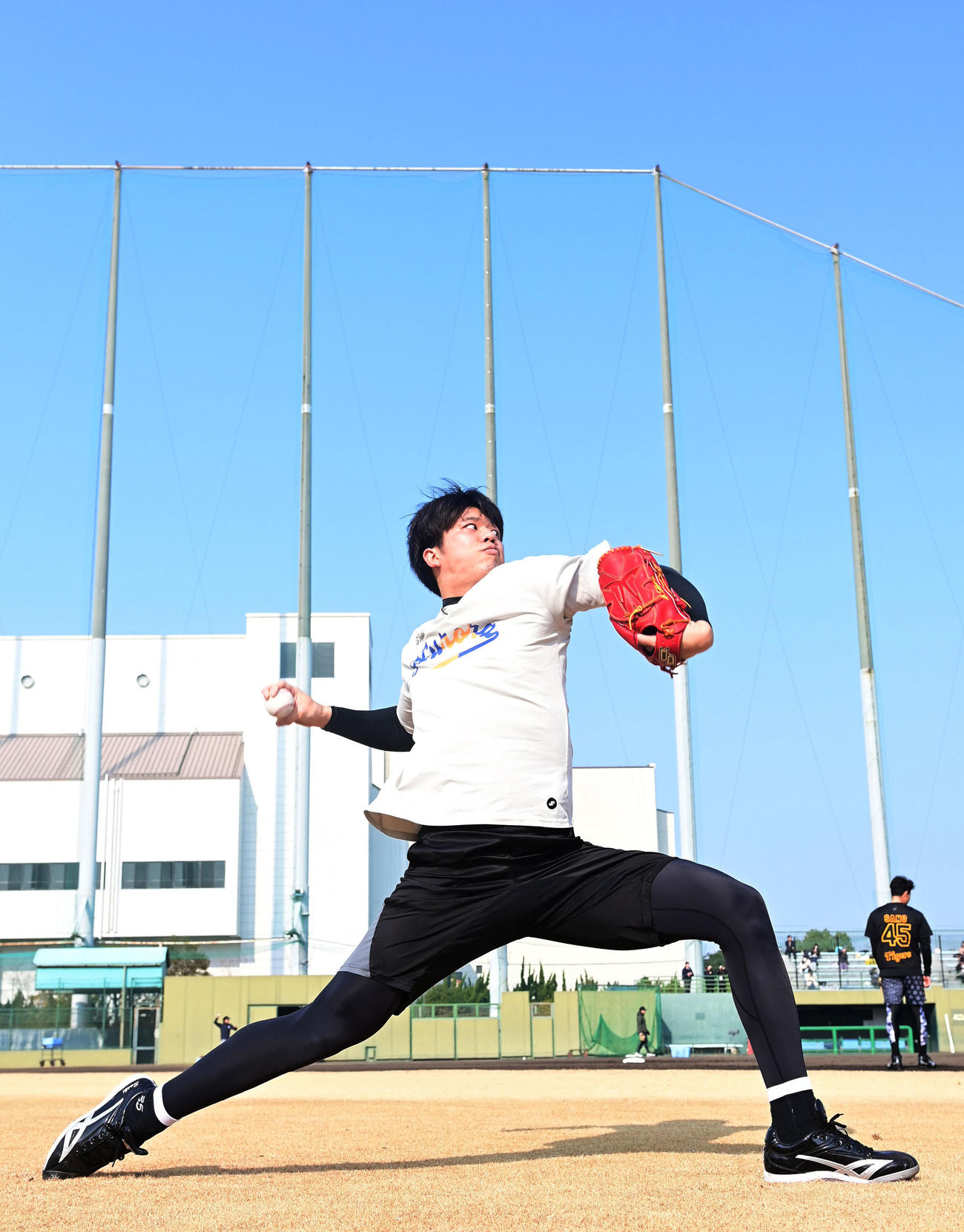 力強くキャッチボールを行う阪神才木（撮影・和賀正仁）