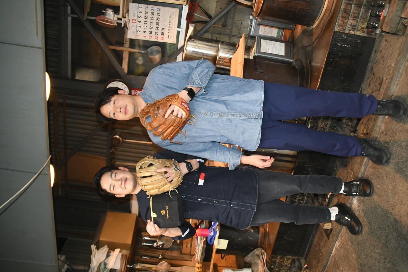 歴史のある工場内で磨いたばかりのグラブを見せてくれた福原大稀さん（右）と寛紀さん