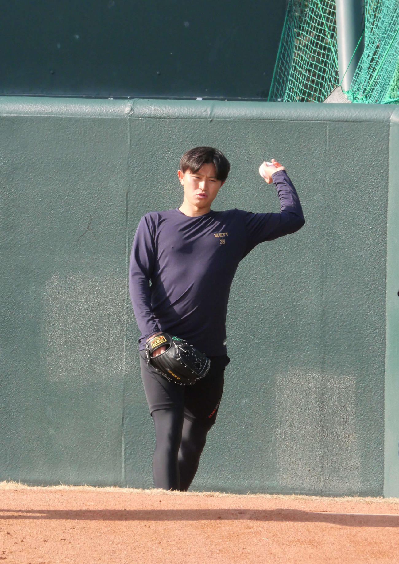 フォームを確認するヤクルト石原（撮影・上田悠太）