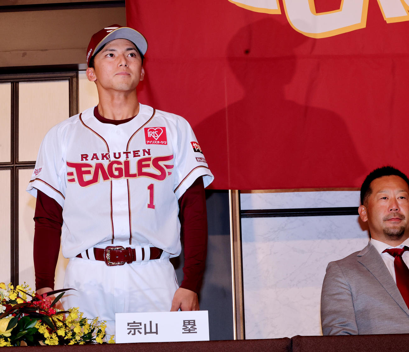 楽天新入団選手発表会見に出席した宗山塁。右は三木監督（2024年12月撮影）