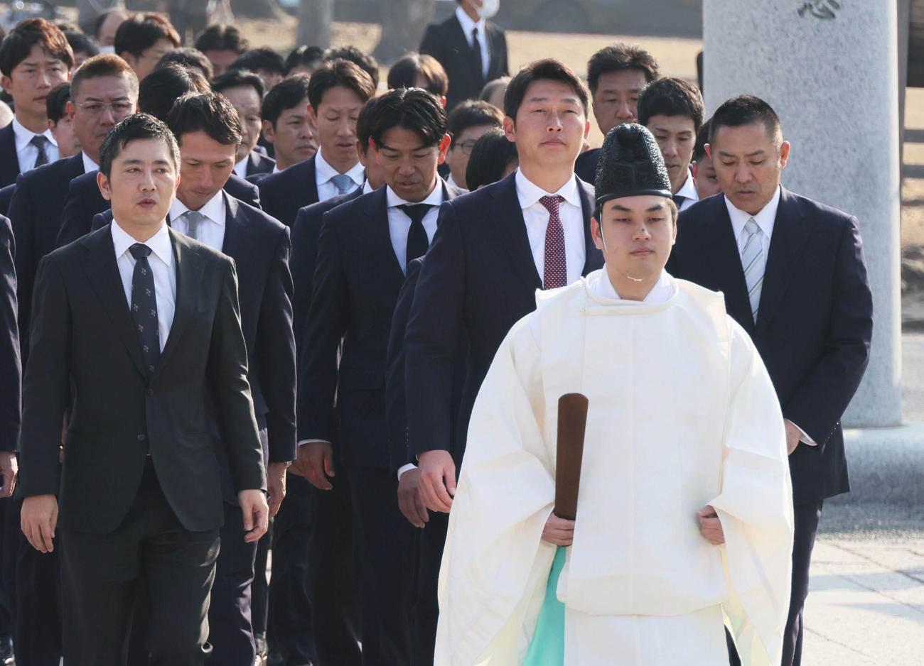 必勝祈願のため、広島護国神社に参拝する広島新井監督（前列右）ら。前列左は松田オーナー代行（撮影・加藤孝規）