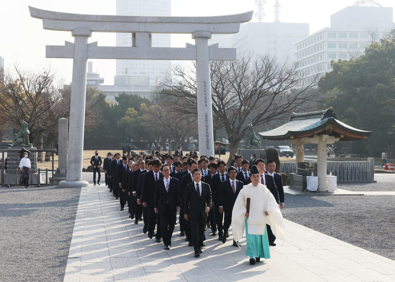 必勝祈願のため、広島護国神社に参拝する広島新井監督（前列右）ら。前列左は松田オーナー代行（撮影・加藤孝規）
