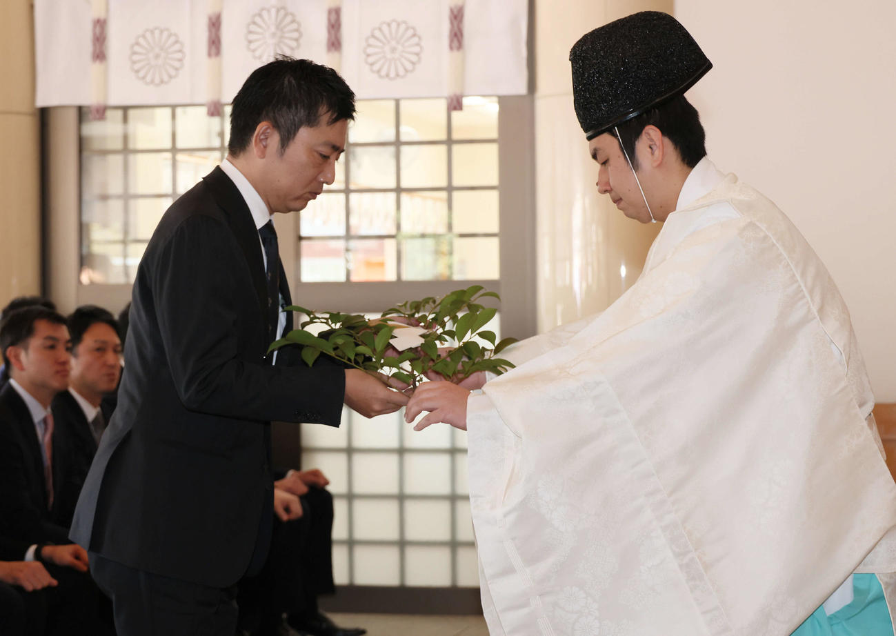 必勝祈願のため、玉串を奉納する松田オーナー代行（撮影・加藤孝規）