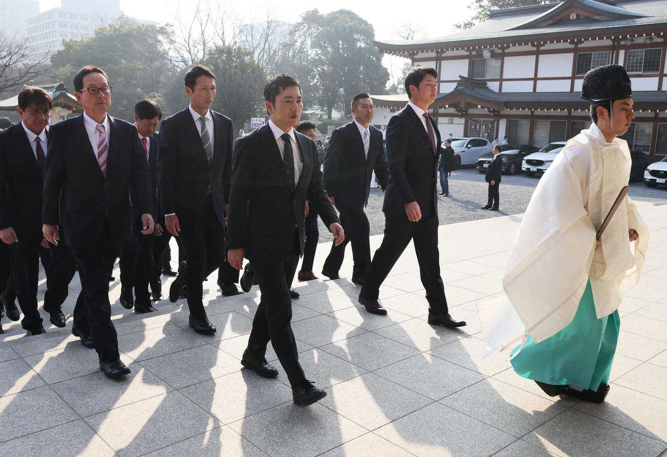 必勝祈願のため、広島護国神社に参拝する広島新井監督（前列右）ら。前列左は松田オーナー代行（撮影・加藤孝規）