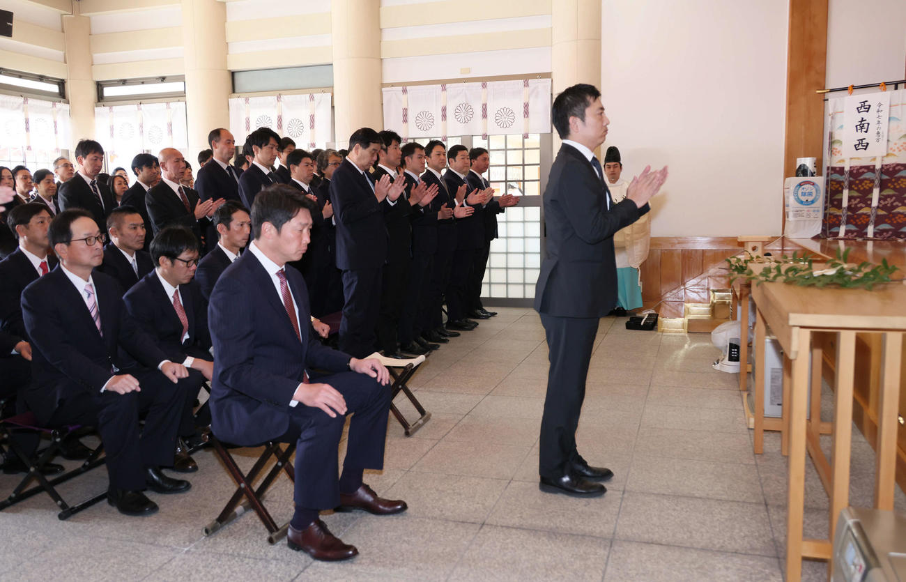 必勝祈願する松田オーナー代行（右）。左手前は新井貴浩監督（撮影・加藤孝規）