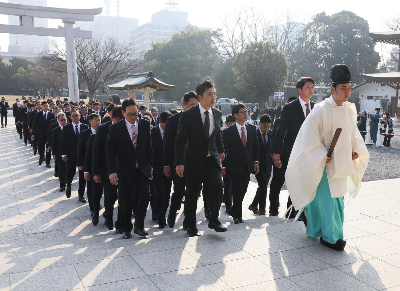 必勝祈願のため、広島護国神社に参拝する広島新井監督（前列右）ら。前列左は松田オーナー代行（撮影・加藤孝規）