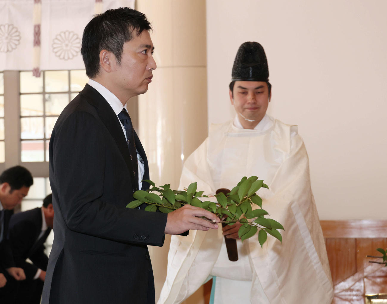 必勝祈願のため、玉串を奉納する松田オーナー代行（撮影・加藤孝規）