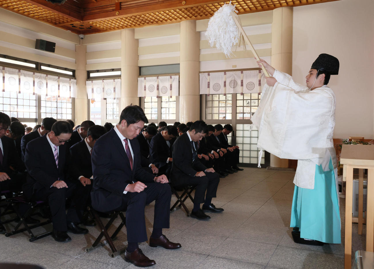 必勝祈願する広島新井監督（左から2人目）ら（撮影・加藤孝規）