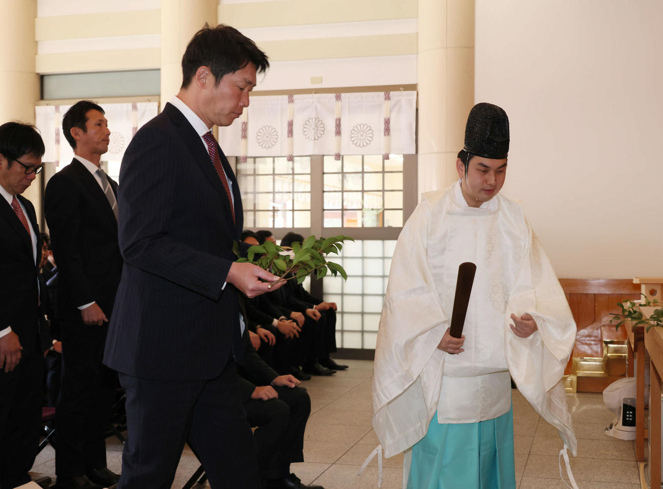 必勝祈願のため、玉串を奉納する広島新井監督（撮影・加藤孝規）