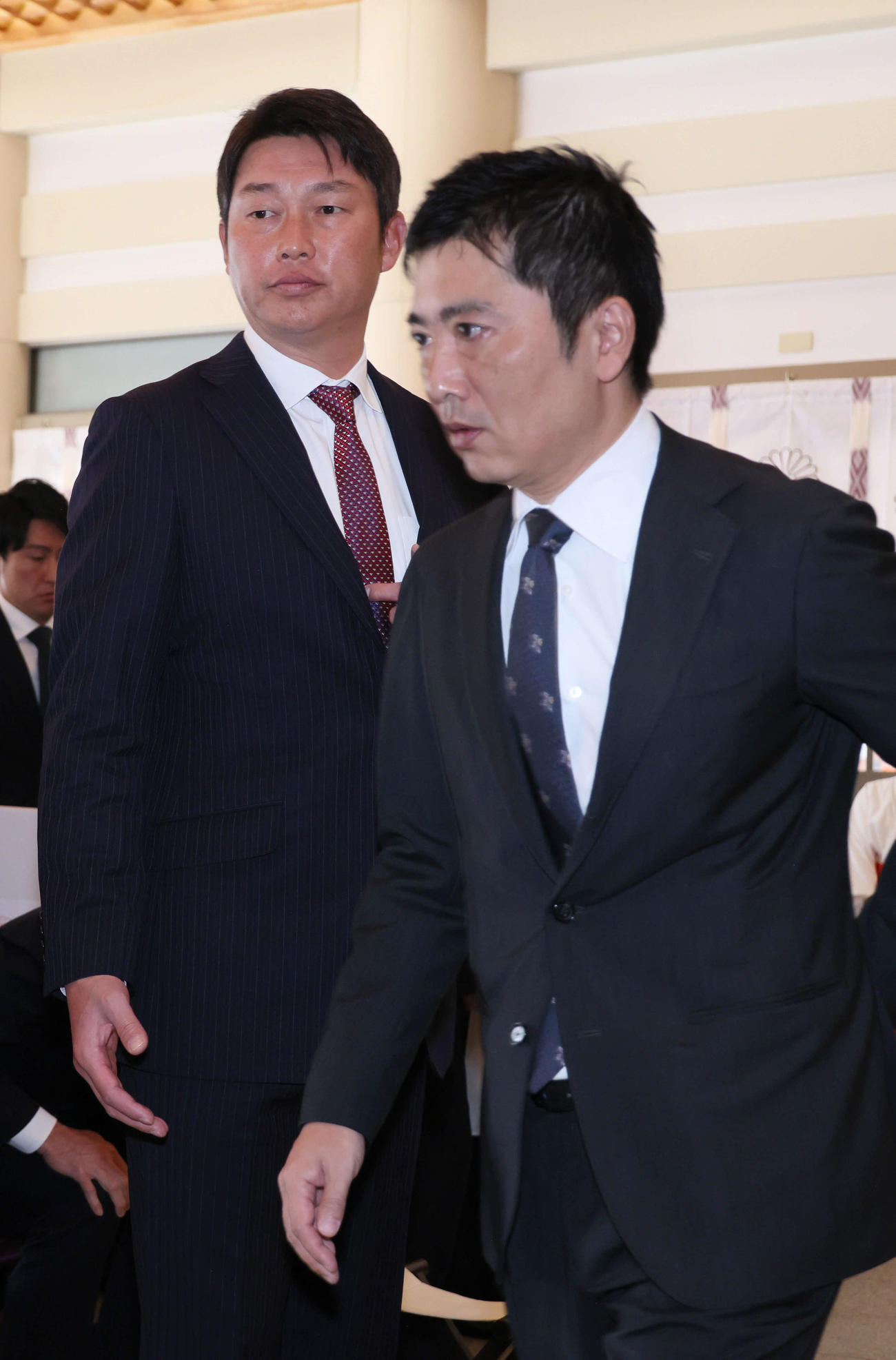 必勝祈願のため、広島護国神社を訪れた広島新井監督（左）と松田オーナー代行（撮影・加藤孝規）