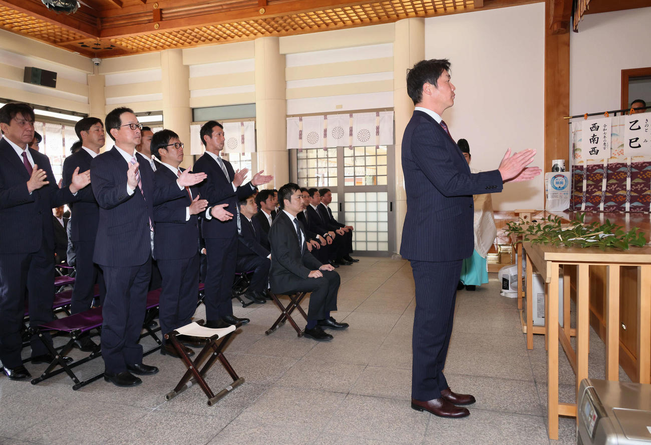 必勝祈願する広島新井監督（右）ら（撮影・加藤孝規）