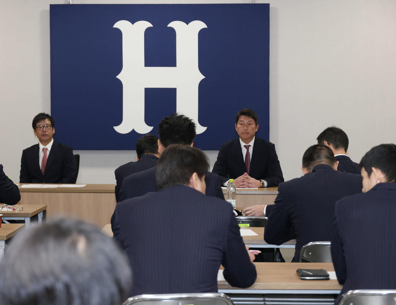 必勝祈願後、スタッフミーティングを行う広島新井監督。左は藤井ヘッドコーチ（撮影・加藤孝規）