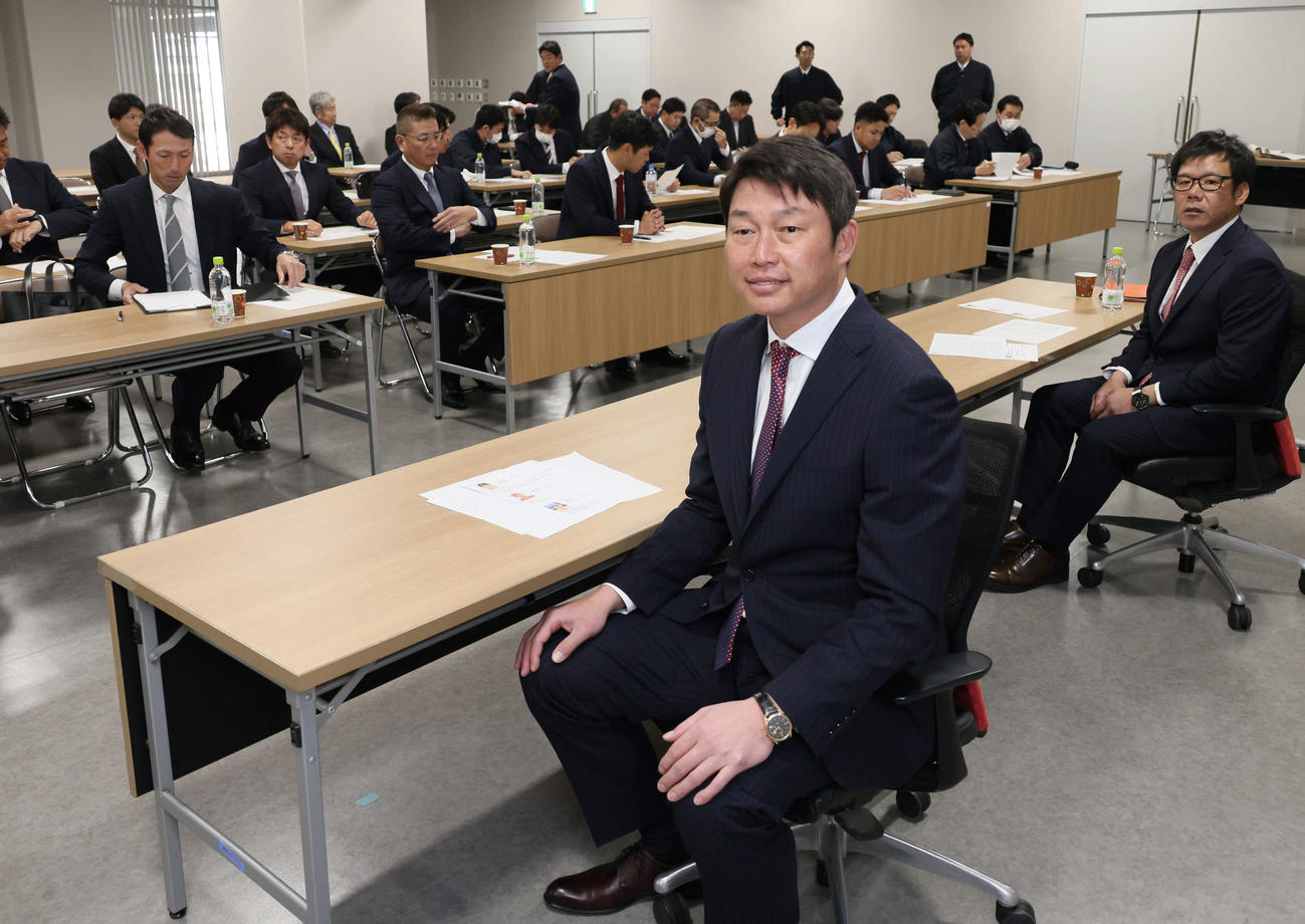 必勝祈願後、スタッフミーティングを行う広島新井監督。右は藤井ヘッドコーチ（撮影・加藤孝規）