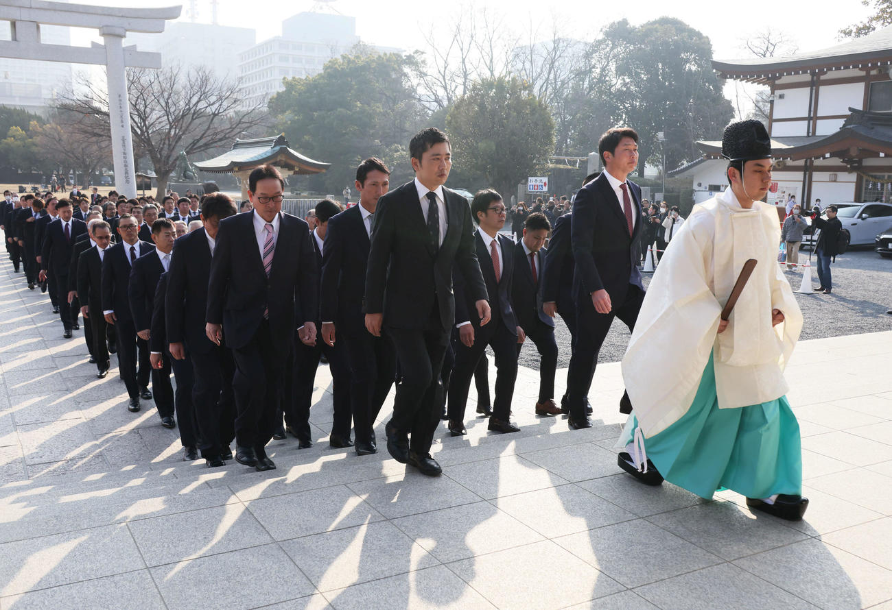 必勝祈願のため、広島護国神社に参拝する広島新井監督（前列右）ら。前列左は松田オーナー代行（撮影・加藤孝規）