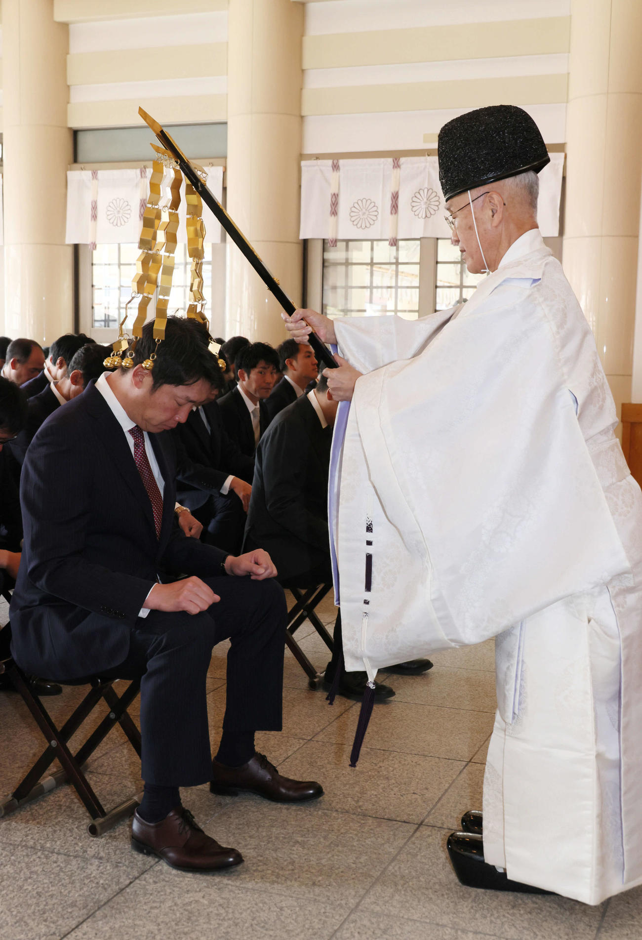 必勝祈願する広島新井監督（左）ら（撮影・加藤孝規）