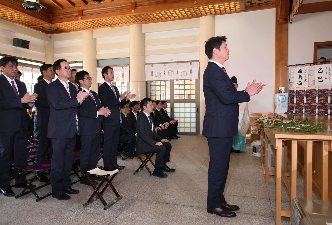 必勝祈願する広島新井監督（右）ら（撮影・加藤孝規）