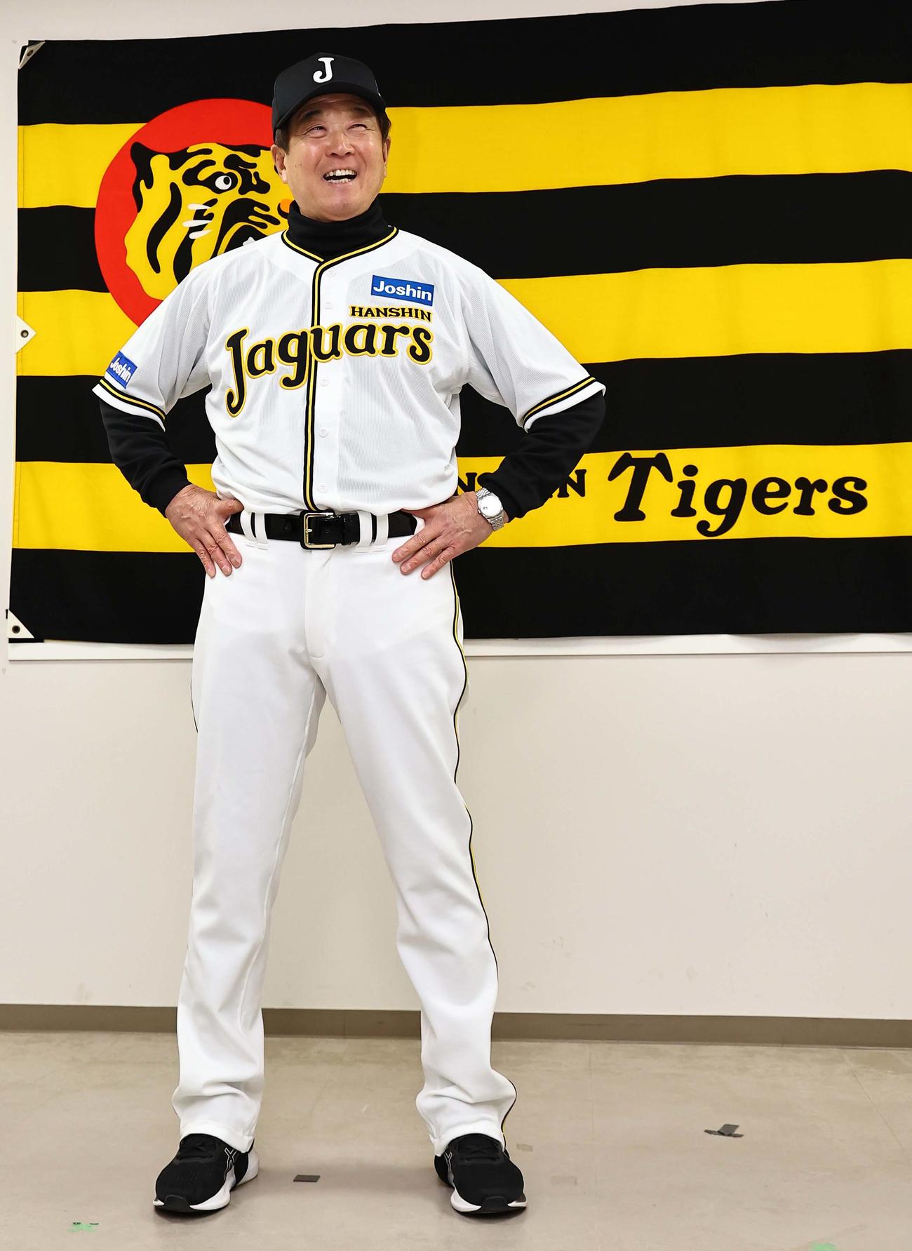 ジャガーズの復刻ユニホームを着た平田2軍監督は笑顔を見せる（撮影・上田博志）