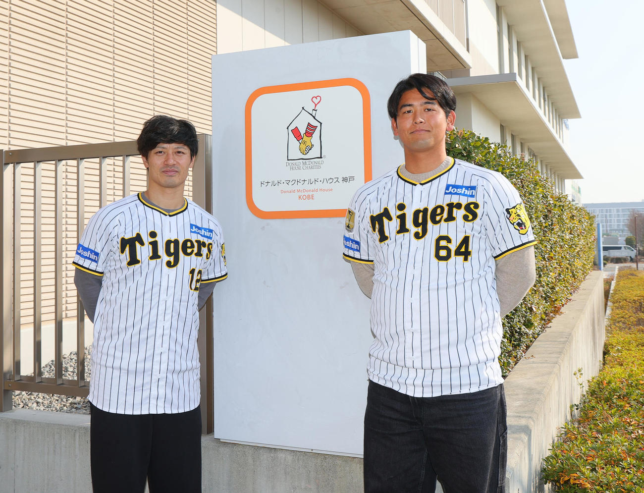 「ドナルド・マクドナルド・ハウス」を訪問する阪神坂本（左）と阪神岡留（撮影・上山淳一）