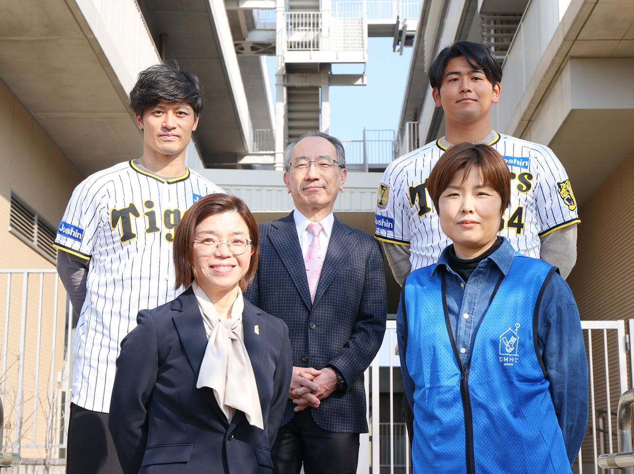 「ドナルド・マクドナルド・ハウス」を訪問した阪神坂本（左）と阪神岡留（右）（撮影・上山淳一）