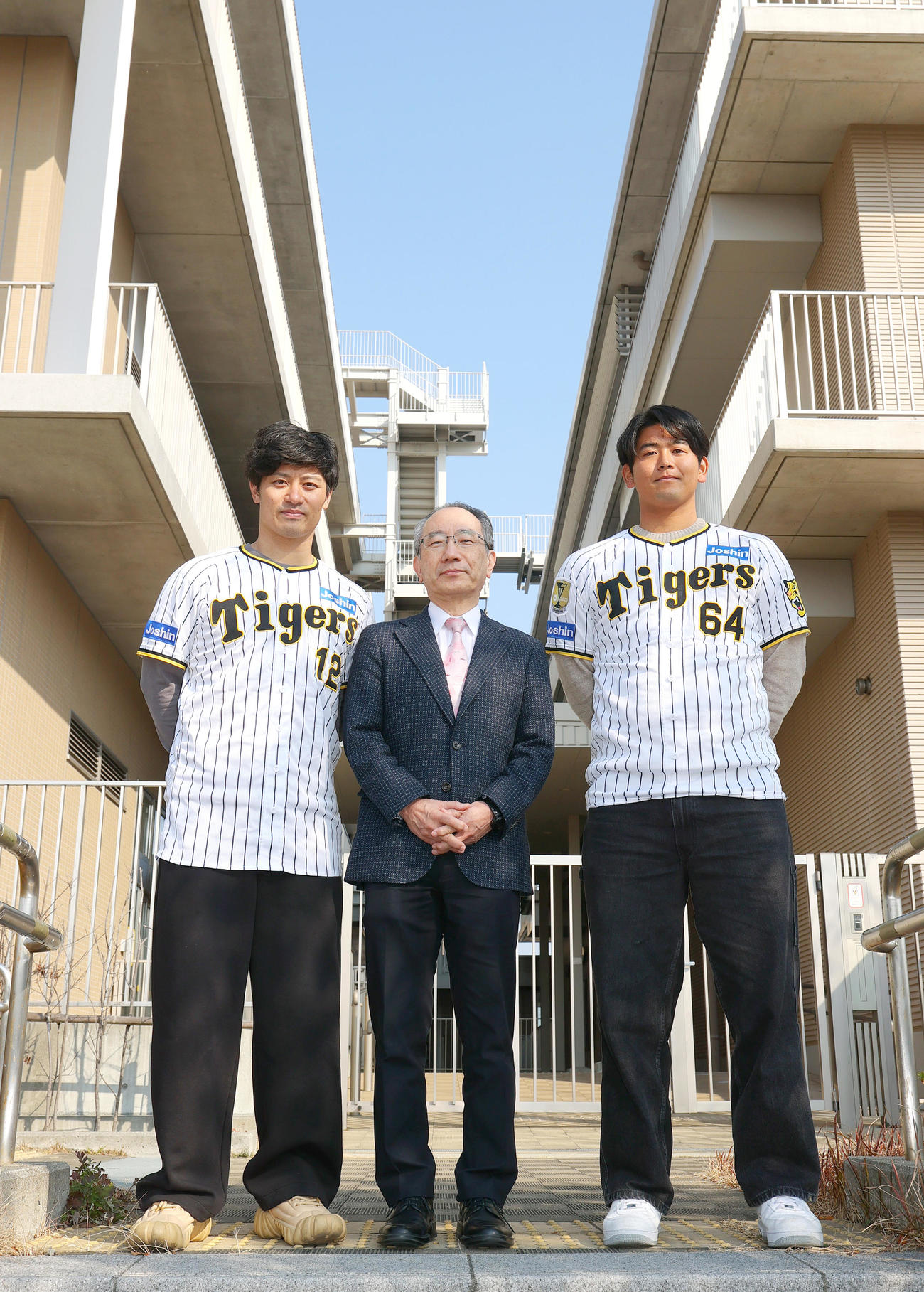 「ドナルド・マクドナルド・ハウス」を訪問すした阪神坂本（左）と阪神岡留（右）は兵庫県立こども病院の飯島院長と写真に納まる（撮影・上山淳一）