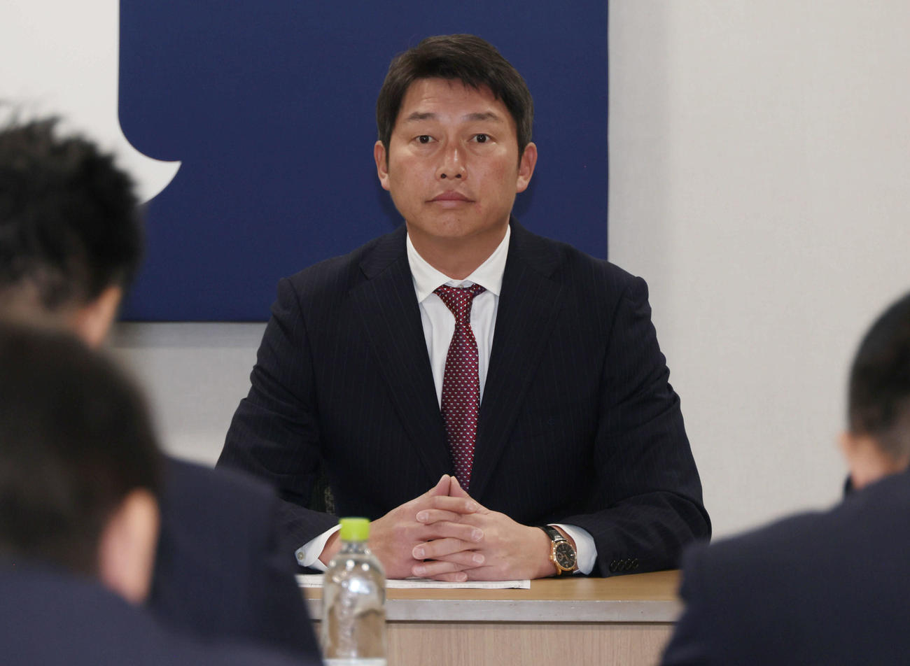 必勝祈願後、スタッフミーティングを行う広島新井監督（撮影・加藤孝規）