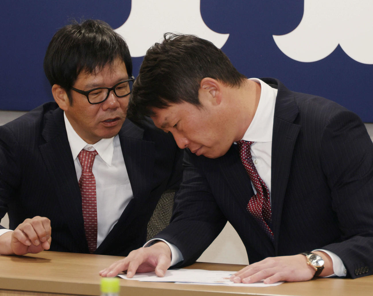 必勝祈願後、スタッフミーティングを行う広島新井監督。左は藤井ヘッドコーチ（撮影・加藤孝規）