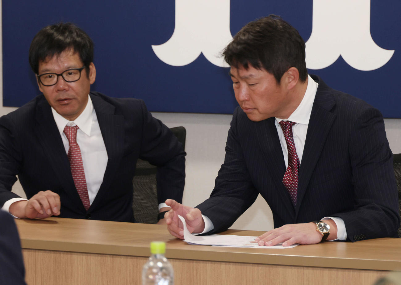 必勝祈願後、スタッフミーティングを行う広島新井監督。左は藤井ヘッドコーチ（撮影・加藤孝規）