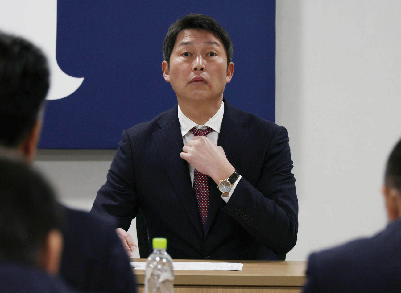 必勝祈願後、スタッフミーティングを行う広島新井監督（撮影・加藤孝規）