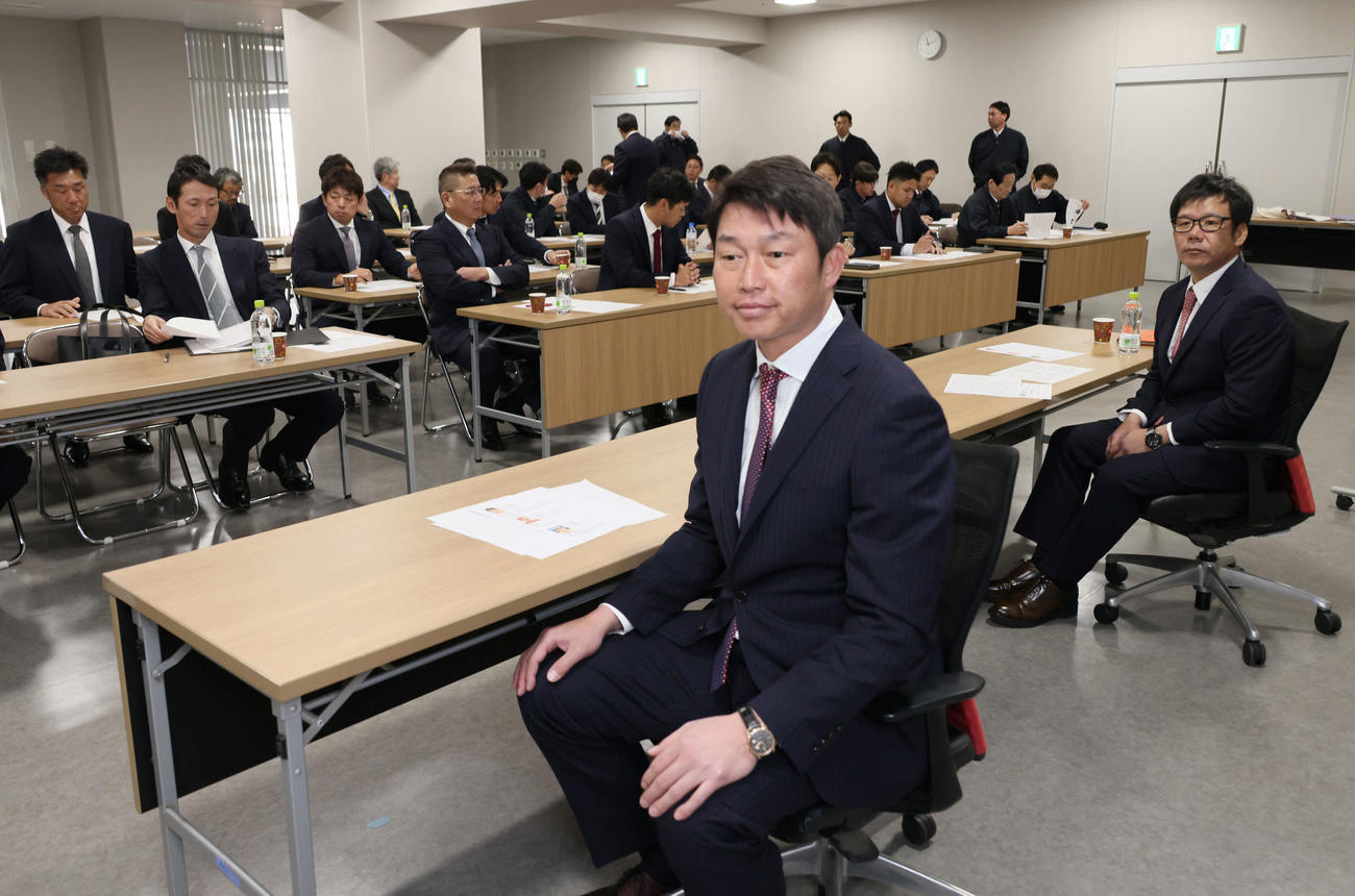必勝祈願後、スタッフミーティングを行う広島新井監督。右は藤井ヘッドコーチ（撮影・加藤孝規）