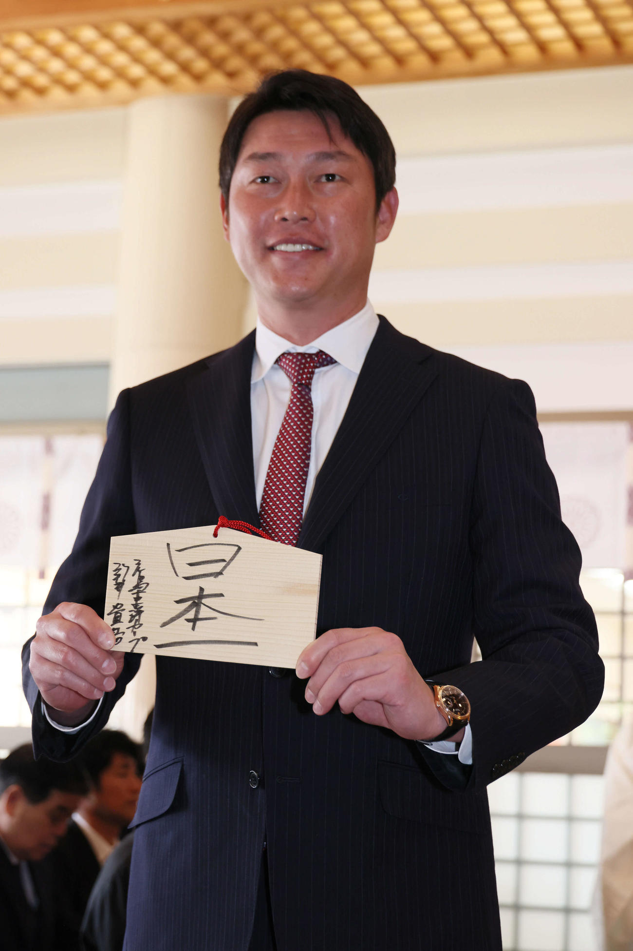 必勝祈願のため、絵馬に日本一と書いた広島新井監督（撮影・加藤孝規）