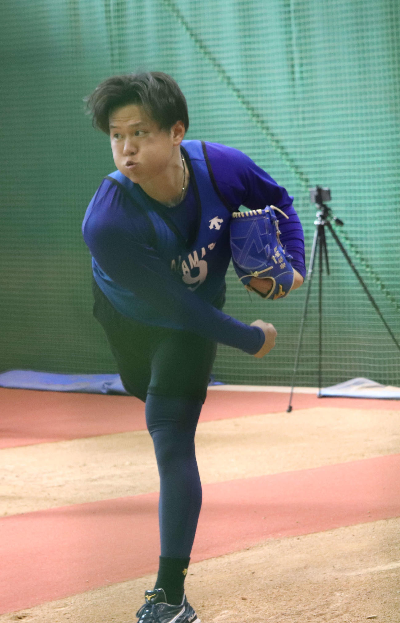 球団施設DOCKのブルペンで投げ込むDeNAドラフト4位の若松（撮影・小早川宗一郎）