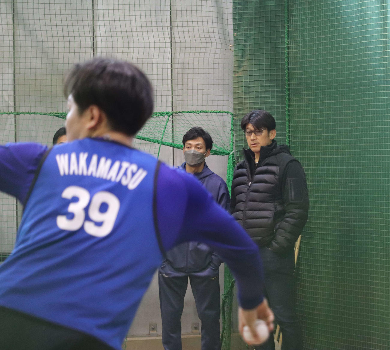 球団施設DOCKのブルペンで投げ込むDeNAドラフト4位の若松（左）と見守る大原1軍投手チーフ兼投手コーチ（中央）と三浦監督（撮影・小早川宗一郎）