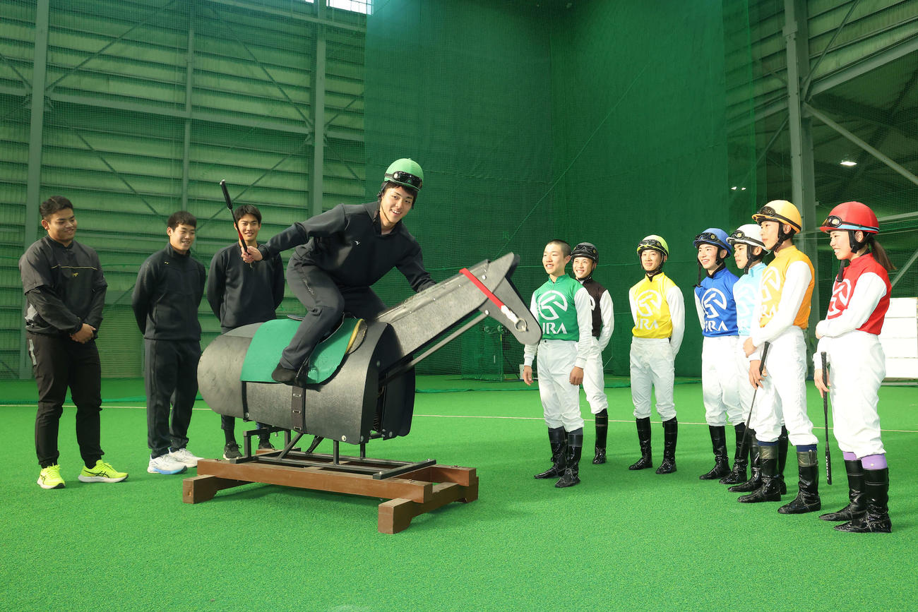 競馬学校騎手課程41期生が見守る中、訓練用木馬を体験試乗する日本ハム柴田（中央）ら高卒新入団選手（撮影・河田真司）