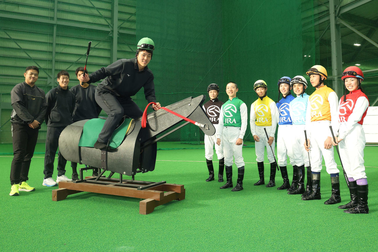 競馬学校騎手課程41期生が見守る中、訓練用木馬を体験試乗する日本ハム柴田（中央）ら高卒新入団選手（撮影・河田真司）