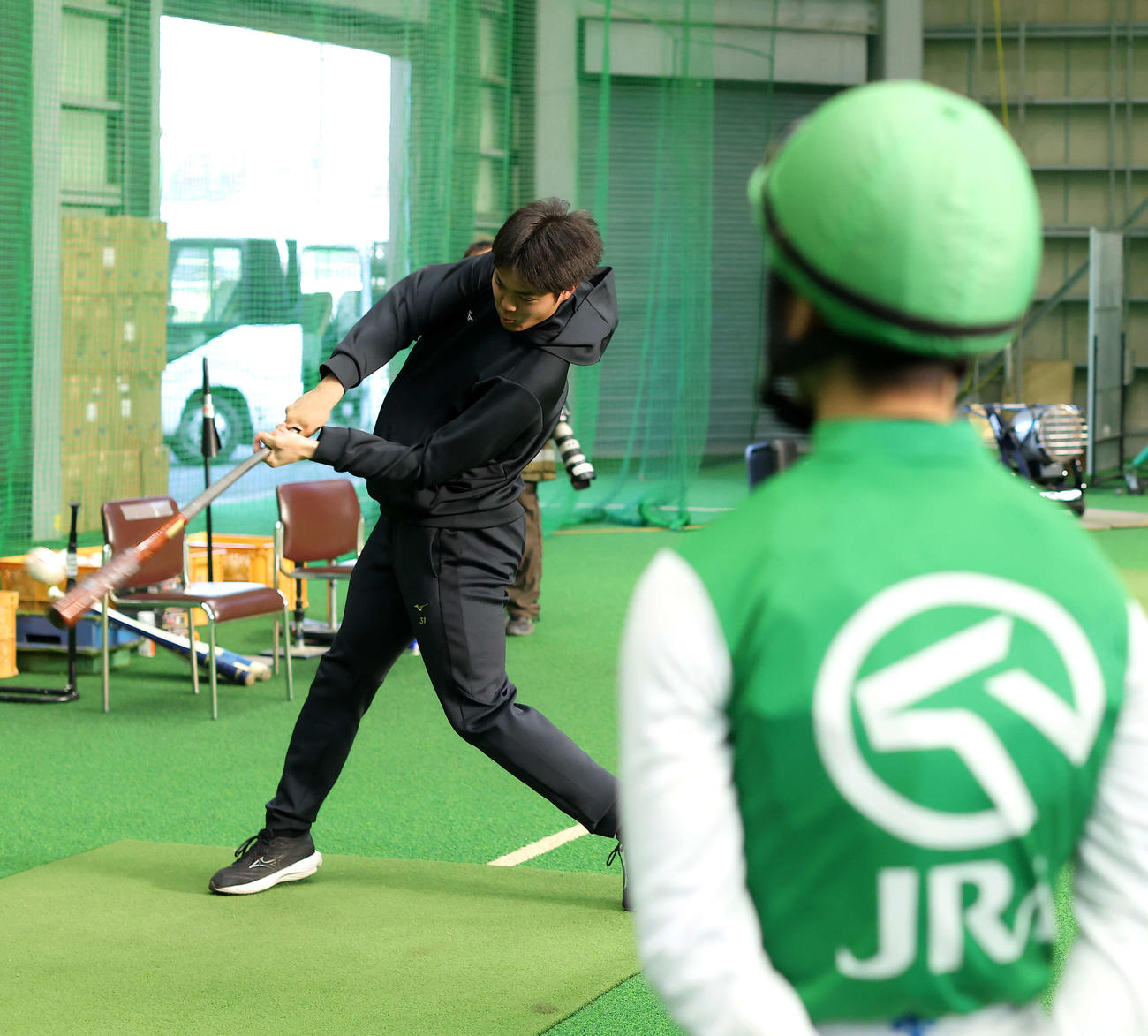 競馬学校騎手課程41期生に打撃をレクチャーする日本ハム柴田（撮影・河田真司）
