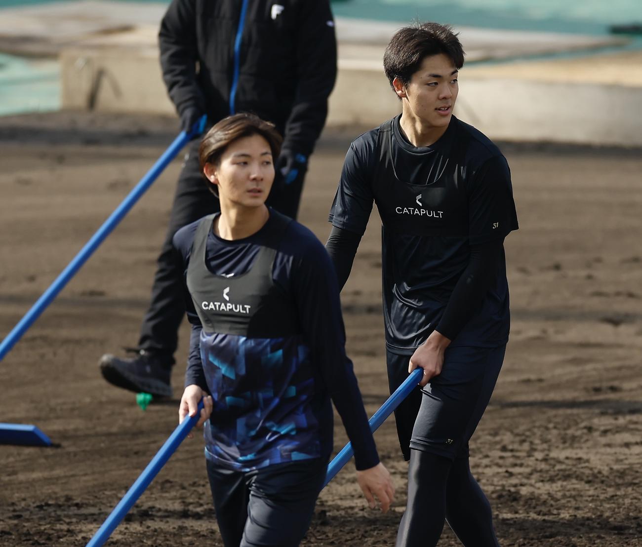 新人合同自主トレに臨む日本ハム柴田（右）（撮影・河田真司）
