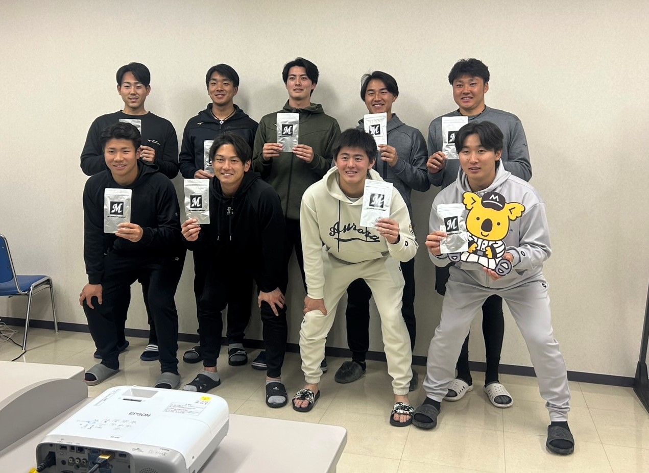 かむむチカラ測定をおこなった新人選手たち。前列左から谷村、立松、坂井、宮崎、後列左から長島、茨木、一條、西川、広池（撮影・星夏穂）